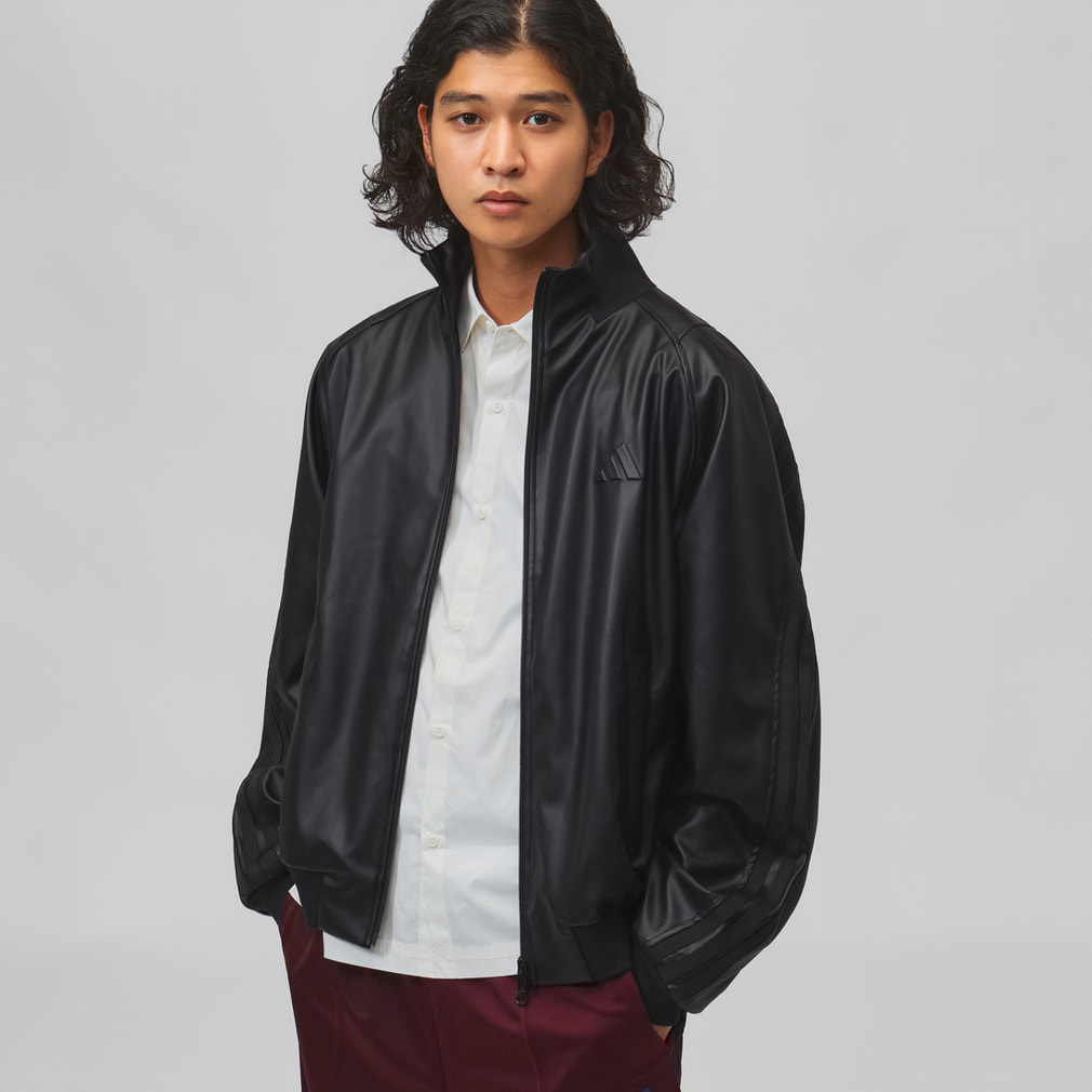 スタジアム ルーズフィット フェイクレザー トラックジャケット adidas (アディダス)
