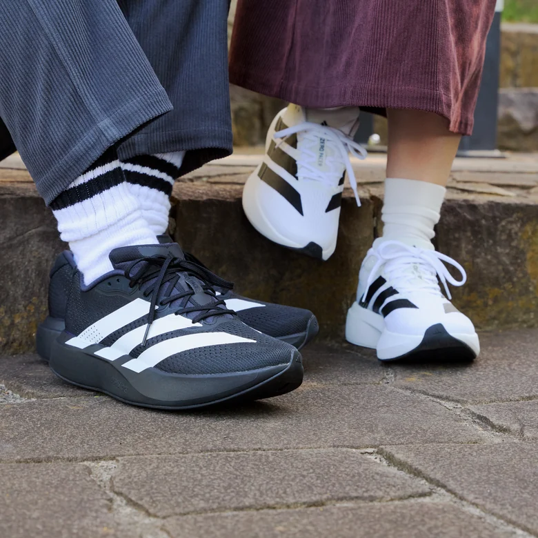 LUXFLOW ALPHA コーデュロイ トラックパンツに ADIZERO PACER を合わせた足元