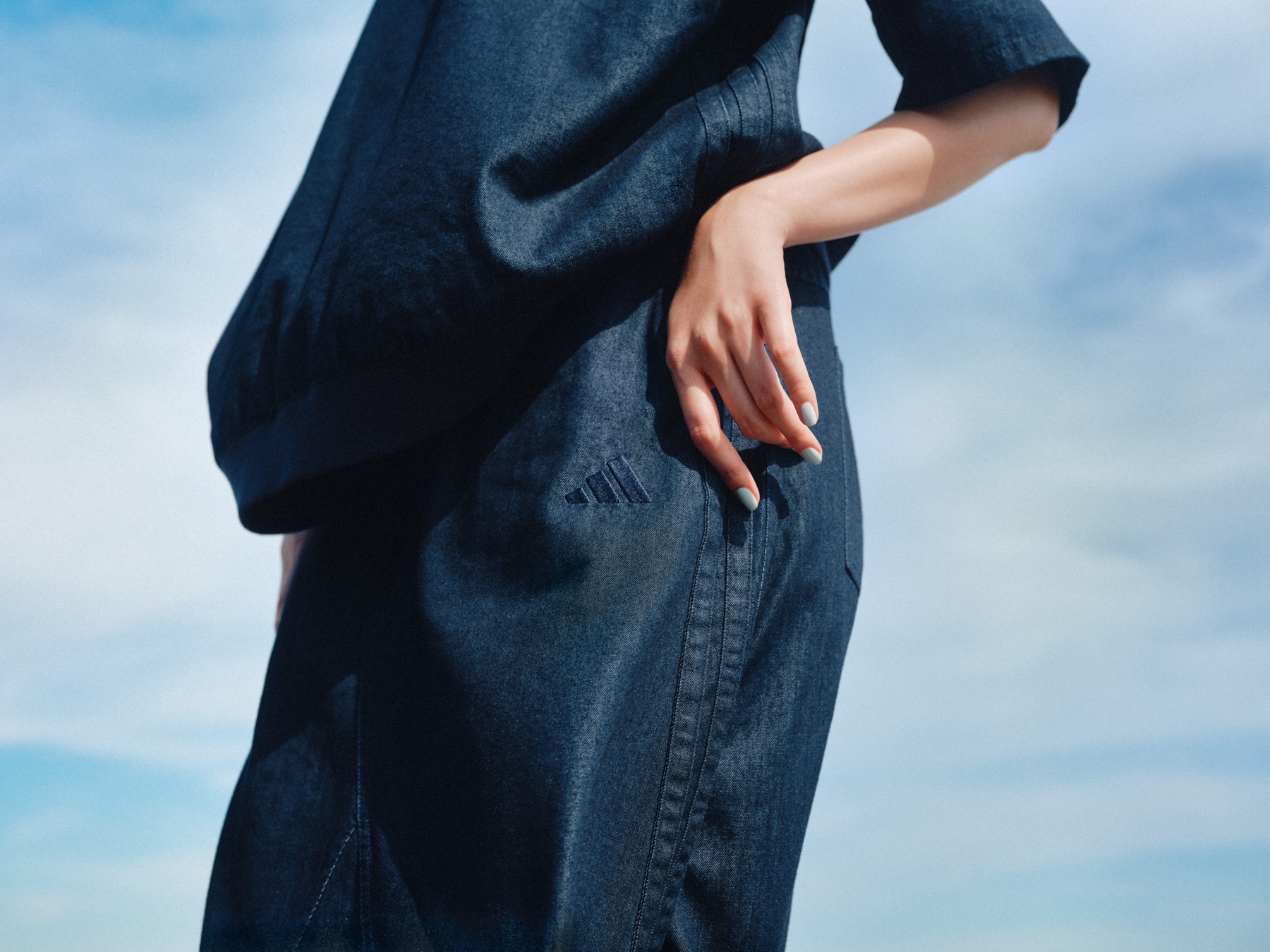 ネイビーのCOOL DENIM着用ディテール